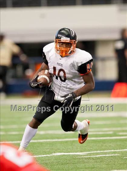 Thumbnail 3 in Cocoa vs. Skyline (Kirk Herbstreit National Kickoff Classic) photogallery.