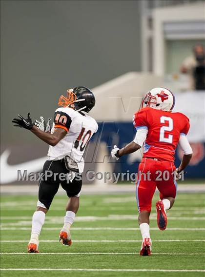 Thumbnail 2 in Cocoa vs. Skyline (Kirk Herbstreit National Kickoff Classic) photogallery.