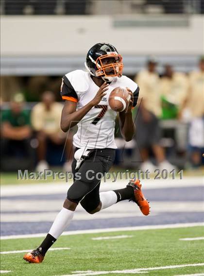 Thumbnail 2 in Cocoa vs. Skyline (Kirk Herbstreit National Kickoff Classic) photogallery.