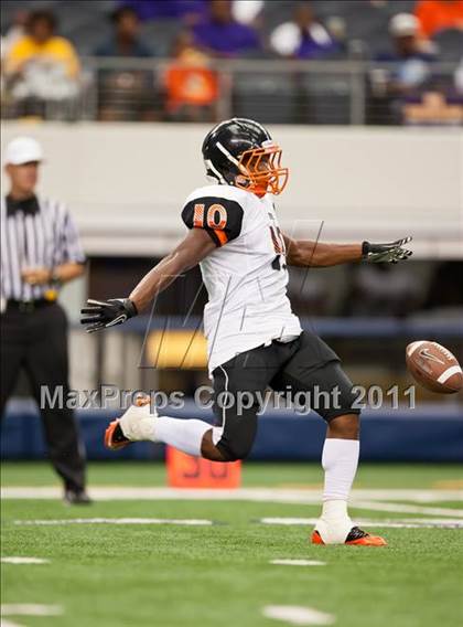 Thumbnail 2 in Cocoa vs. Skyline (Kirk Herbstreit National Kickoff Classic) photogallery.
