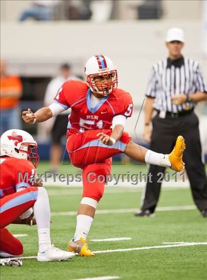 Thumbnail 3 in Cocoa vs. Skyline (Kirk Herbstreit National Kickoff Classic) photogallery.