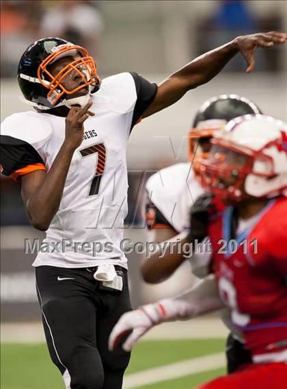 Thumbnail 1 in Cocoa vs. Skyline (Kirk Herbstreit National Kickoff Classic) photogallery.