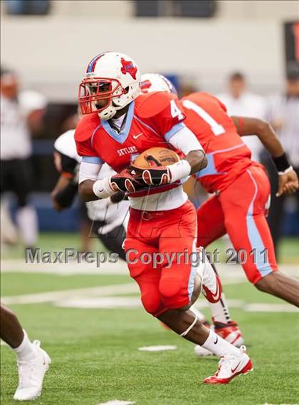 Thumbnail 1 in Cocoa vs. Skyline (Kirk Herbstreit National Kickoff Classic) photogallery.