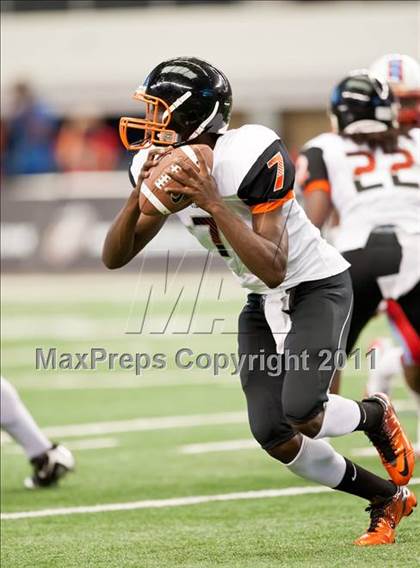 Thumbnail 2 in Cocoa vs. Skyline (Kirk Herbstreit National Kickoff Classic) photogallery.