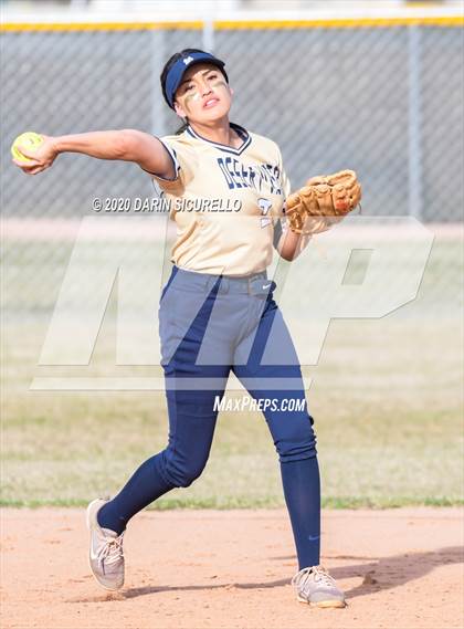 Thumbnail 2 in Desert Vista vs. Gila Ridge (Westwood-Dobson Softball Invitational) photogallery.