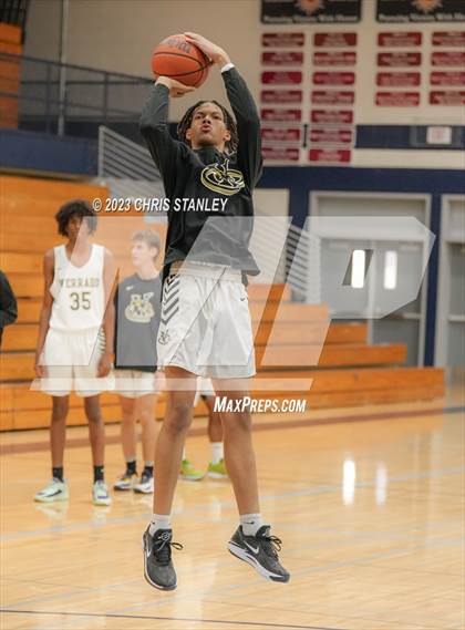 Thumbnail 3 in Mountain Ridge vs. Verrado (Hoopsgiving Tournament) photogallery.