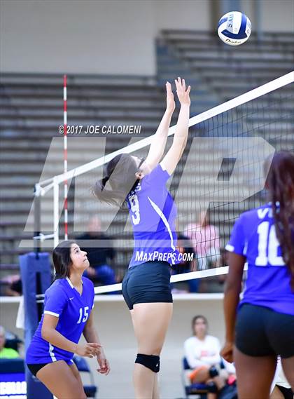 Thumbnail 3 in Burbank vs Lanier [Sidney] photogallery.