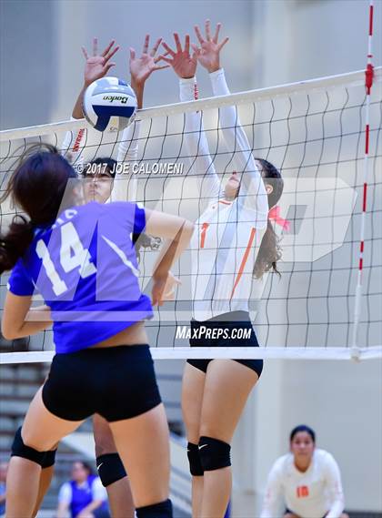 Thumbnail 1 in Burbank vs Lanier [Sidney] photogallery.