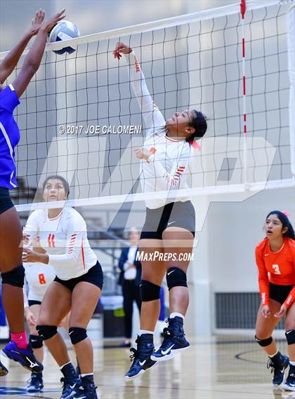 Thumbnail 3 in Burbank vs Lanier [Sidney] photogallery.