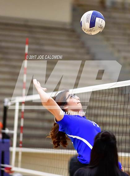 Thumbnail 2 in Burbank vs Lanier [Sidney] photogallery.