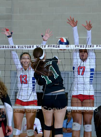Thumbnail 2 in Granite Bay vs. Los Alamitos (CIF State D1 Final) photogallery.