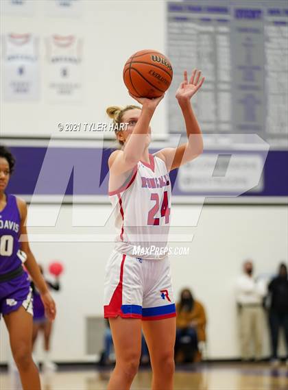 Thumbnail 1 in Ben Davis vs. Roncalli (IHSAA 4A Sectional Semifinal) photogallery.