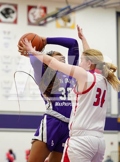 Thumbnail 3 in Ben Davis vs. Roncalli (IHSAA 4A Sectional Semifinal) photogallery.