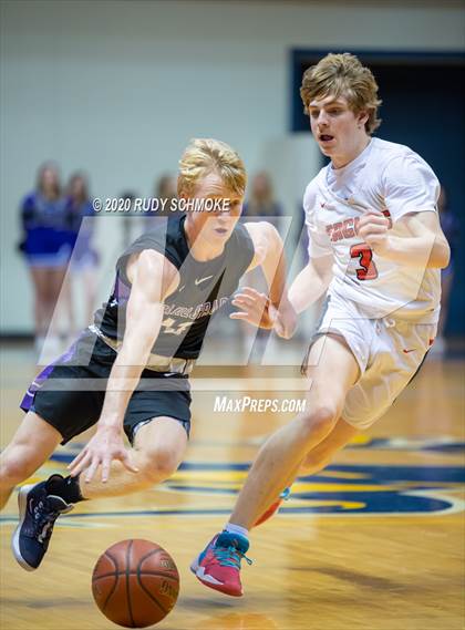 Thumbnail 3 in Santa Fe Christian vs. Carlsbad (Boys Diviston  D1 Finals) photogallery.