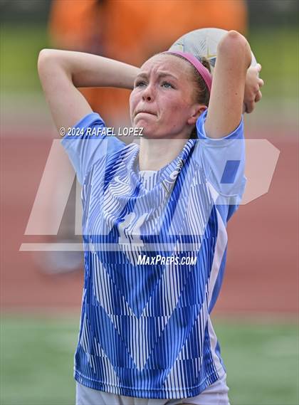Thumbnail 2 in Georgetown vs. Hendrickson (UIL Soccer 5A Region 3 Regional Final) photogallery.