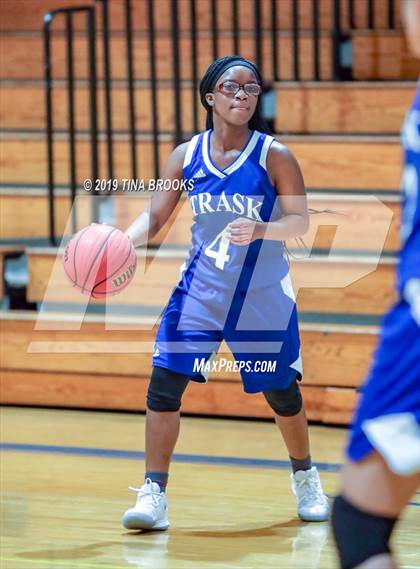 Thumbnail 3 in Croatan vs. Heide Trask photogallery.