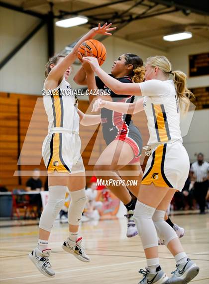 Thumbnail 2 in Village Christian vs. Oak Ridge (So Cal Prep Classic San Diego) photogallery.