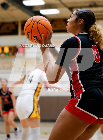 Thumbnail 3 in Village Christian vs. Oak Ridge (So Cal Prep Classic San Diego) photogallery.