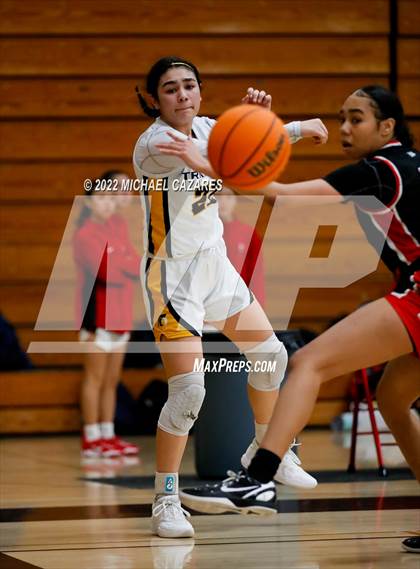 Thumbnail 3 in Village Christian vs. Oak Ridge (So Cal Prep Classic San Diego) photogallery.