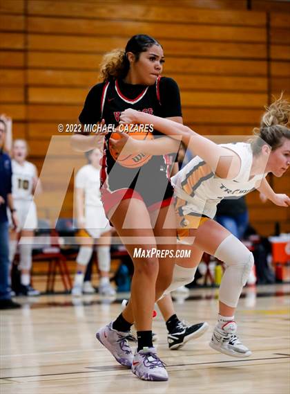 Thumbnail 1 in Village Christian vs. Oak Ridge (So Cal Prep Classic San Diego) photogallery.