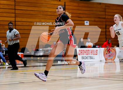 Thumbnail 3 in Village Christian vs. Oak Ridge (So Cal Prep Classic San Diego) photogallery.