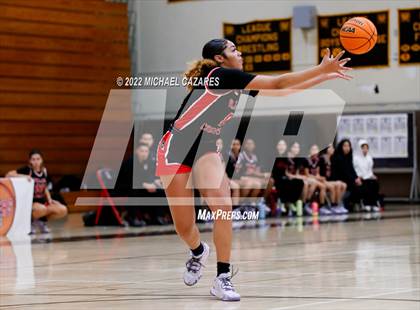 Thumbnail 2 in Village Christian vs. Oak Ridge (So Cal Prep Classic San Diego) photogallery.