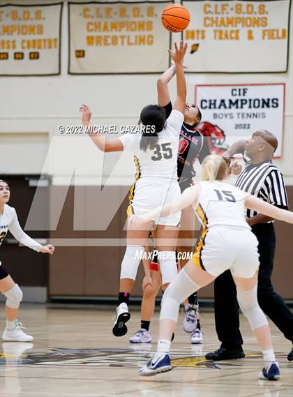Thumbnail 1 in Village Christian vs. Oak Ridge (So Cal Prep Classic San Diego) photogallery.
