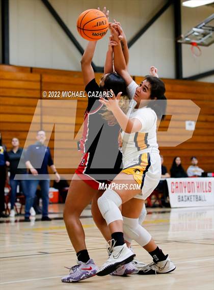 Thumbnail 2 in Village Christian vs. Oak Ridge (So Cal Prep Classic San Diego) photogallery.