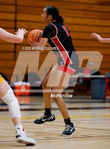 Thumbnail 2 in Village Christian vs. Oak Ridge (So Cal Prep Classic San Diego) photogallery.