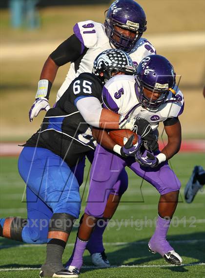 Thumbnail 3 in Plano West vs. Lufkin (UIL 5A Division 2 Regional Playoff) photogallery.