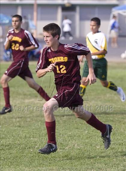 Thumbnail 3 in Los Banos vs. Davis (Spartans Classic) photogallery.
