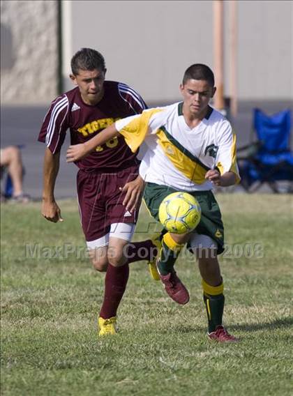 Thumbnail 3 in Los Banos vs. Davis (Spartans Classic) photogallery.