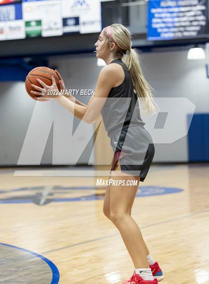 Thumbnail 1 in Capital City vs Benton (Jefferson Bank Holiday Hoops) photogallery.