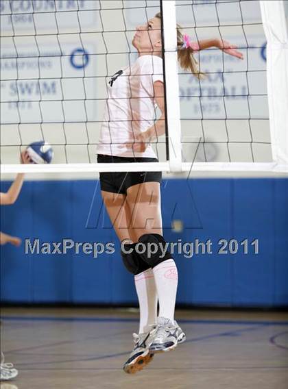 Thumbnail 2 in Crescenta Valley @ Burbank (Dig Pink) photogallery.