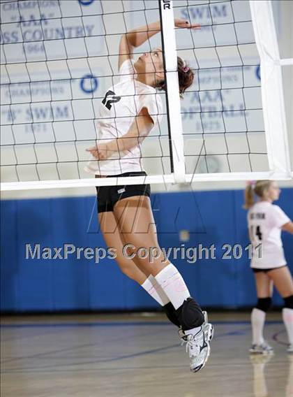 Thumbnail 3 in Crescenta Valley @ Burbank (Dig Pink) photogallery.