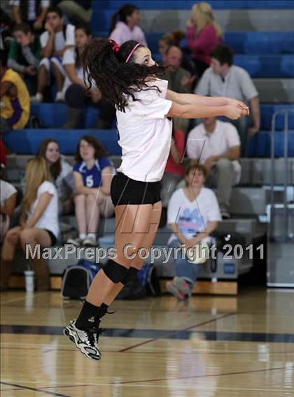Thumbnail 2 in Crescenta Valley @ Burbank (Dig Pink) photogallery.