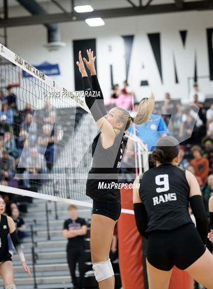 Thumbnail 2 in Roosevelt vs Green Mountain (CHSAA 4A Regional) photogallery.