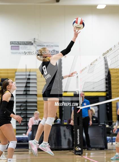 Thumbnail 1 in Roosevelt vs Green Mountain (CHSAA 4A Regional) photogallery.