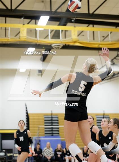 Thumbnail 3 in Roosevelt vs Green Mountain (CHSAA 4A Regional) photogallery.