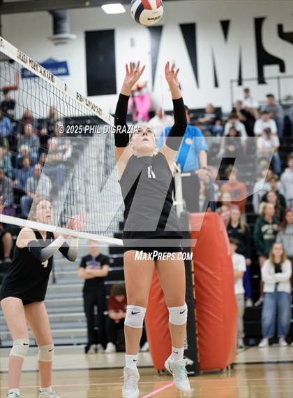 Thumbnail 1 in Roosevelt vs Green Mountain (CHSAA 4A Regional) photogallery.