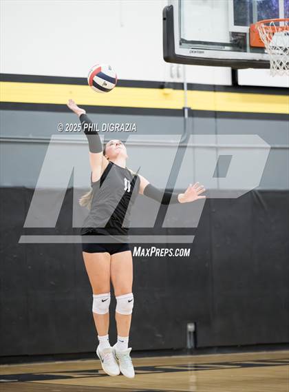 Thumbnail 2 in Roosevelt vs Green Mountain (CHSAA 4A Regional) photogallery.