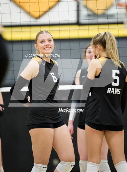 Thumbnail 3 in Roosevelt vs Green Mountain (CHSAA 4A Regional) photogallery.