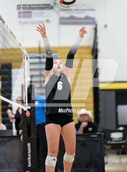 Thumbnail 2 in Roosevelt vs Green Mountain (CHSAA 4A Regional) photogallery.