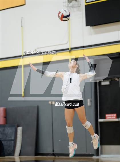 Thumbnail 1 in Roosevelt vs Green Mountain (CHSAA 4A Regional) photogallery.