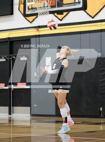 Thumbnail 2 in Roosevelt vs Green Mountain (CHSAA 4A Regional) photogallery.