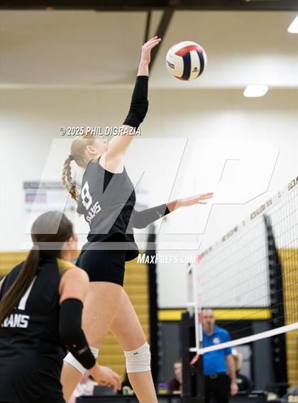 Thumbnail 1 in Roosevelt vs Green Mountain (CHSAA 4A Regional) photogallery.