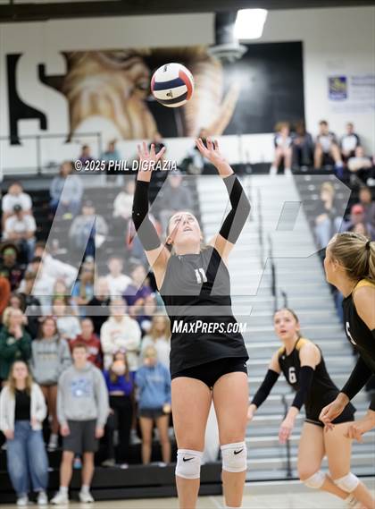 Thumbnail 3 in Roosevelt vs Green Mountain (CHSAA 4A Regional) photogallery.