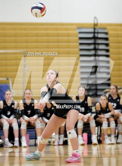 Thumbnail 2 in Roosevelt vs Green Mountain (CHSAA 4A Regional) photogallery.