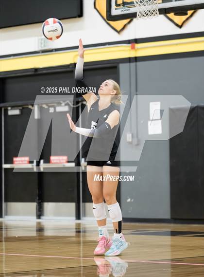 Thumbnail 3 in Roosevelt vs Green Mountain (CHSAA 4A Regional) photogallery.