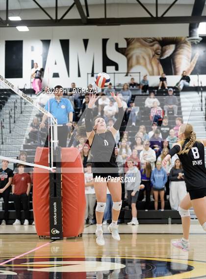 Thumbnail 2 in Roosevelt vs Green Mountain (CHSAA 4A Regional) photogallery.